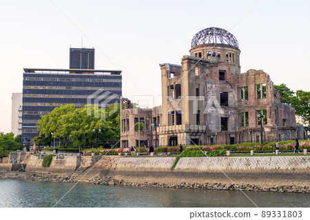 The fear of war shown by the Atomic Bomb Dome in contrast to the current peaceful evening 5 89331803