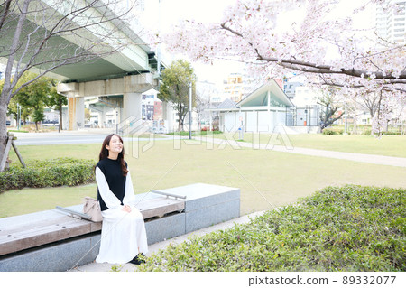 一個在公園裡看櫻花的女人 89332077