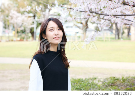一個在公園裡看櫻花的女人 89332083