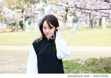 一個在公園裡看櫻花的女人 一個在公園裡看櫻花的女人 89332088