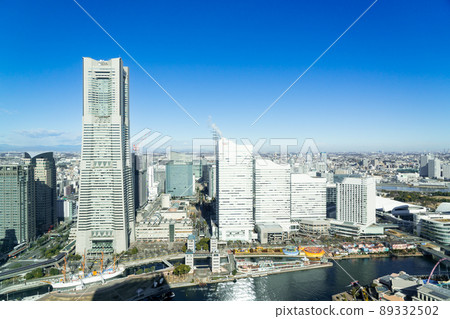 Yokohama Minatomirai where the blue sky spreads 89332502