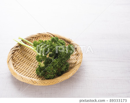 Green curl parsley 89333173