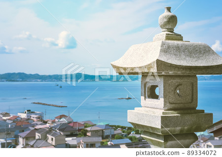 Scenery along the stone lanterns and Tateyama Bay Scenery along the stone lanterns and Tateyama Bay 89334072