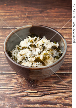 Wakame seaweed cooked rice Wakame seaweed cooked rice 89335147