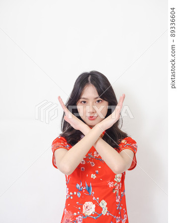 Written by a traditional flag, a female cheongsam, a white background, a front crossover, and a banned display of isolated beliefs. 89336604