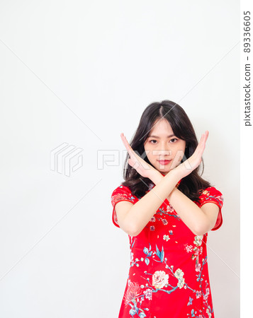 Written by a traditional flag, a female cheongsam, a white background, a front crossover, and a banned display of isolated beliefs. Written by a traditional flag, a female cheongsam, a white background, a front crossover, and a banned display of isolated beliefs. 89336605