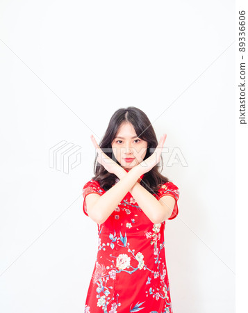 Written by a traditional flag, a female cheongsam, a white background, a front crossover, and a banned display of isolated beliefs. 89336606