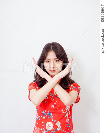 Written by a traditional flag, a female cheongsam, a white background, a front crossover, and a banned display of isolated beliefs. Written by a traditional flag, a female cheongsam, a white background, a front crossover, and a banned display of isolated beliefs. 89336607