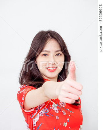Written by a traditional flag, a female cheongsam with a white background. Written by a traditional flag, a female cheongsam with a white background. 89336608