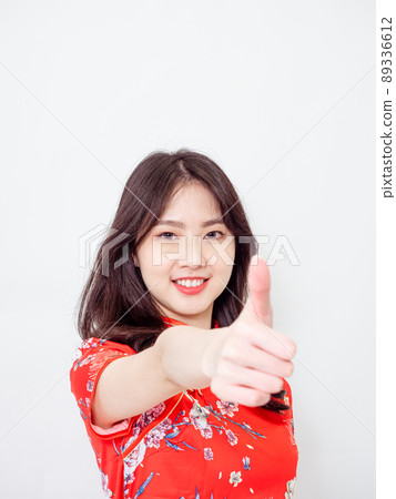 由傳統國旗書寫，白色背景的女性旗袍。 89336612