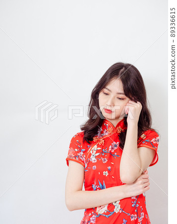 由傳統旗袍女性撰寫，白色背景前手柄 Yasushi Overhead Thinking 運動。 89336615