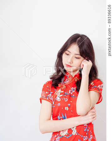 由傳統旗袍女性撰寫，白色背景前手柄 Yasushi Overhead Thinking 運動。 89336616