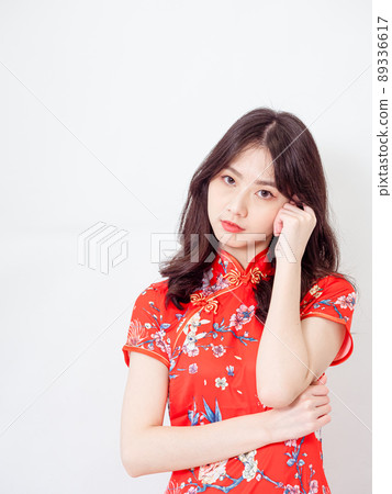 由傳統旗袍女性撰寫，白色背景前手柄 Yasushi Overhead Thinking 運動。 89336617