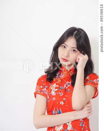 由傳統旗袍女性撰寫，白色背景前手柄 Yasushi Overhead Thinking 運動。 89336618