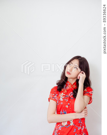 由傳統旗袍女性撰寫,白色背景前手柄 Yasushi Overhead Thinking 運動。 由傳統旗袍女性撰寫,白色背景前手柄 Yasushi Overhead Thinking 運動。 89336624