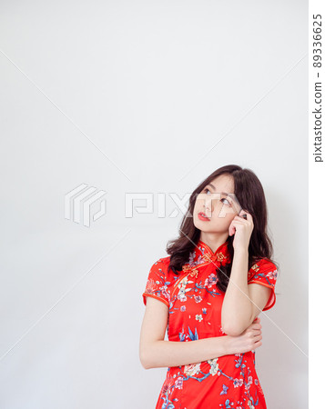 由傳統旗袍女性撰寫，白色背景前手柄 Yasushi Overhead Thinking 運動。 89336625