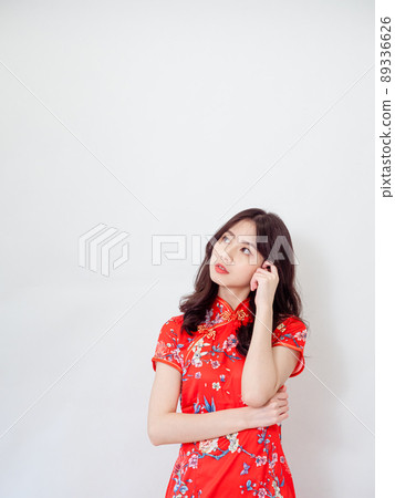 由傳統旗袍女性撰寫,白色背景前手柄 Yasushi Overhead Thinking 運動。 由傳統旗袍女性撰寫,白色背景前手柄 Yasushi Overhead Thinking 運動。 89336626