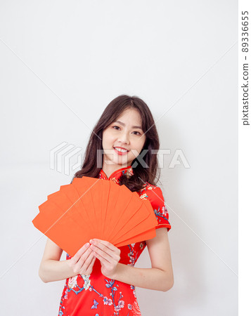一個拿著傳統國旗的女人,一個白底紅包,一個白底紅包。 一個拿著傳統國旗的女人,一個白底紅包,一個白底紅包。 89336655