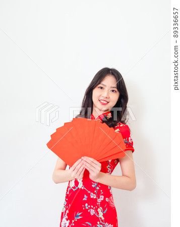 一個拿著傳統國旗的女人,一個白底紅包,一個白底紅包。 一個拿著傳統國旗的女人,一個白底紅包,一個白底紅包。 89336657