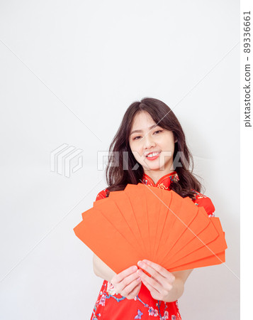 一個拿著傳統國旗的女人,一個白底紅包,一個白底紅包。 一個拿著傳統國旗的女人,一個白底紅包,一個白底紅包。 89336661