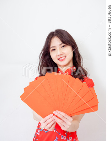 一個拿著傳統國旗的女人,一個白底紅包,一個白底紅包。 一個拿著傳統國旗的女人,一個白底紅包,一個白底紅包。 89336668