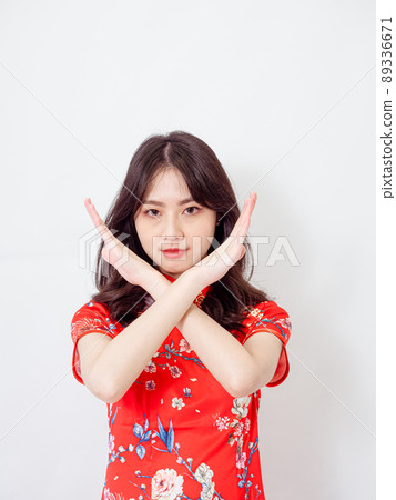 由傳統國旗、女性旗袍、白色背景、正面交叉和禁止展示孤立信仰書寫。 89336671