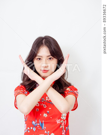 Written by a traditional flag, a female cheongsam, a white background, a front crossover, and a banned display of isolated beliefs. 89336672