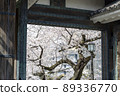 See the cherry blossoms in full bloom from the Tayasumon Gate in Chidorigafuchi 89336770