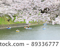Chidorigafuchi, a person who gets on a boat and looks at the cherry blossoms from the water 89336777