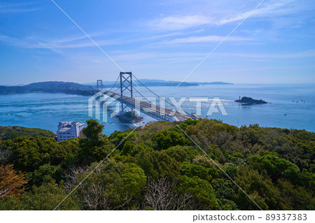 從鳴門山展望台眺望鳴門海峽和小鳴門大橋 89337383