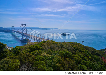 從鳴門山展望台眺望鳴門海峽和小鳴門大橋 89337384