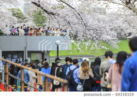 Cherry-blossom viewing visitors lined up at the Chidorigafuchi boat stop Cherry-blossom viewing visitors lined up at the Chidorigafuchi boat stop 89338329