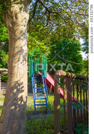 貓在公園裡爬玩具 89338796