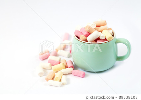Colorful small marshmallow isolated on white background 89339105
