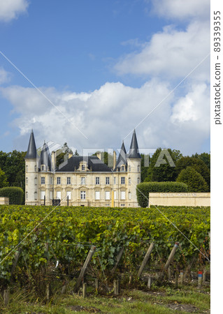 Chateau Pichon Longueville Baron, Medoc, France 89339355