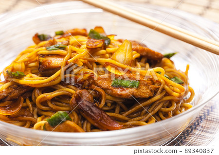 fried noodles with chicken meat in soya sauce fried noodles with chicken meat in soya sauce 89340837