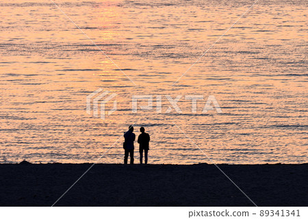 一對夫婦在大阪府西木濱看日落 一對夫婦在大阪府西木濱看日落 89341341