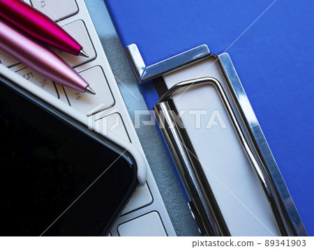 活頁夾、個人電腦、智能手機的商業形象（女性） 89341903