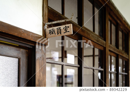 一所關閉的舊小學 一所關閉的舊小學 89342229