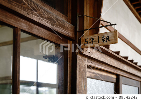 一所關閉的舊小學 一所關閉的舊小學 89342242