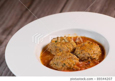 Recipe for meatballs in tomato sauce with hazelnut potatoes Recipe for meatballs in tomato sauce with hazelnut potatoes 89344207