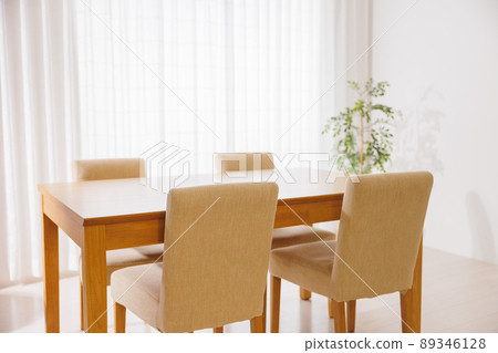 早晨陽光下的房間 89346128