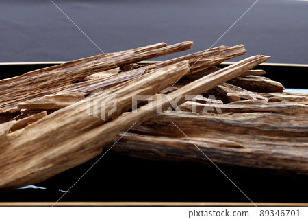 沉香木，是佛教儀式燒香的香原料1 89346701