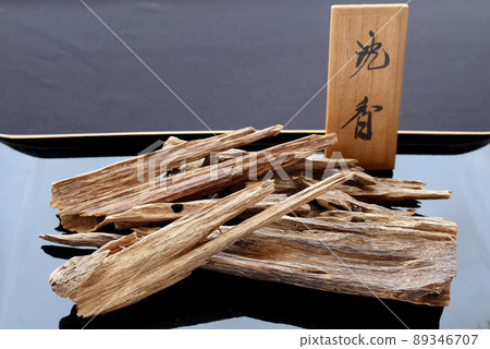 Agarwood, the raw material for incense for Buddhist incense burning 7 89346707