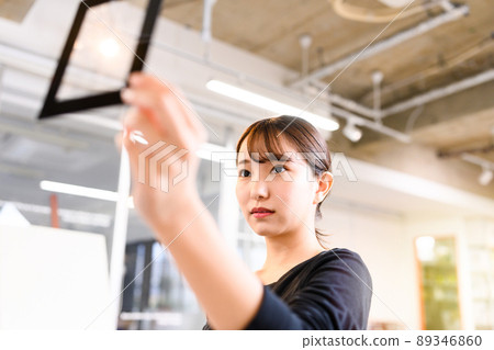 學習藝術的年輕人 89346860