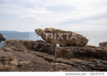 Sadon Rock on the three-tiered wall of Shirahama Town, Wakayama Prefecture 89347379