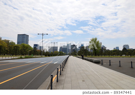Uchibori-dori / Imperial Palace sidewalk (Imperial Palace Run) and buildings 89347441