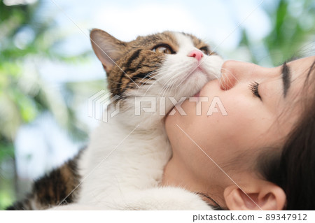 Young Asian woman working from home with her cat 89347912