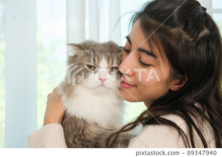 Young Asian woman working from home with her cat 89347940
