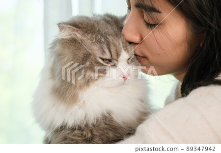 Young Asian woman working from home with her cat 89347942